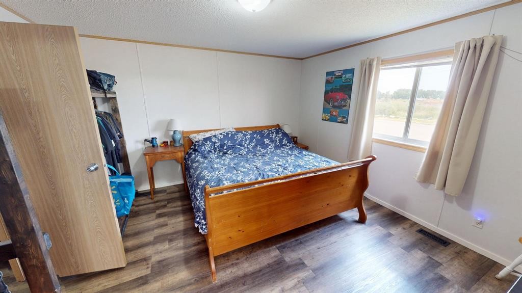92 Railway Avenue, Rosemary, AB - Indoor Photo Showing Bedroom