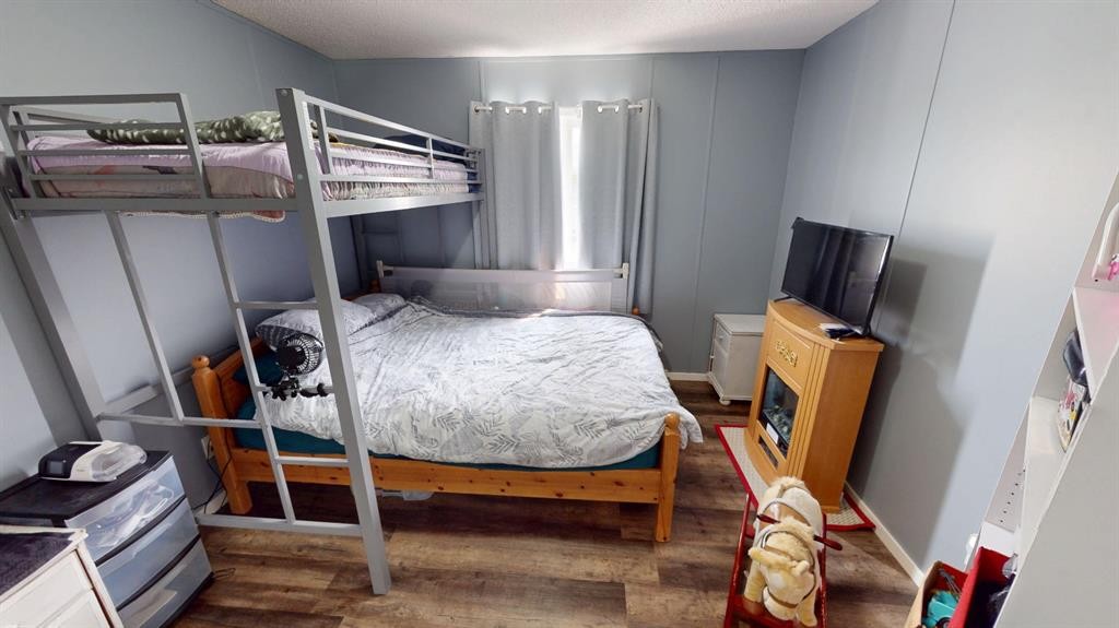 92 Railway Avenue, Rosemary, AB - Indoor Photo Showing Bedroom