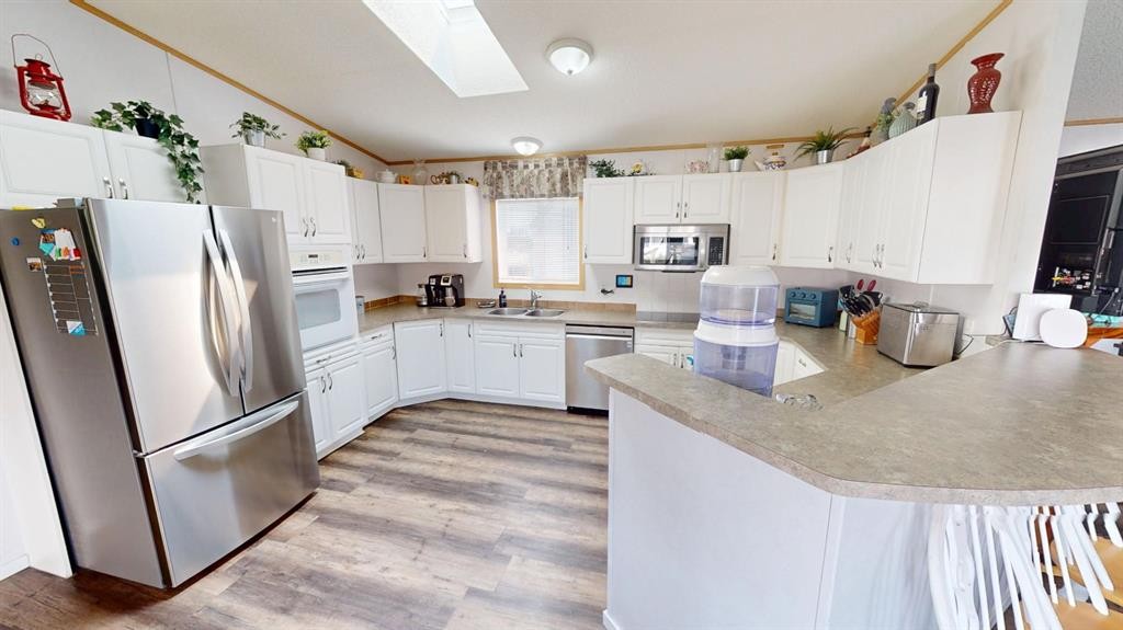 92 Railway Avenue, Rosemary, AB - Indoor Photo Showing Kitchen With Double Sink