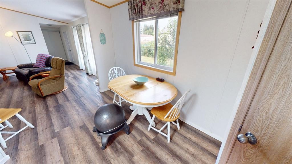 92 Railway Avenue, Rosemary, AB - Indoor Photo Showing Dining Room