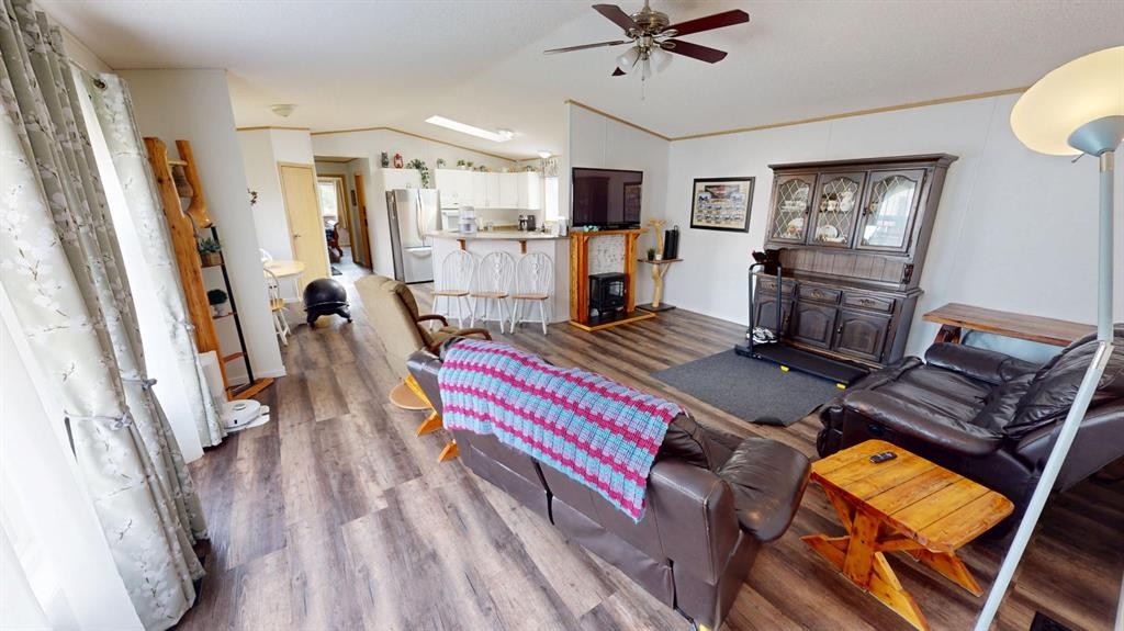 92 Railway Avenue, Rosemary, AB - Indoor Photo Showing Other Room