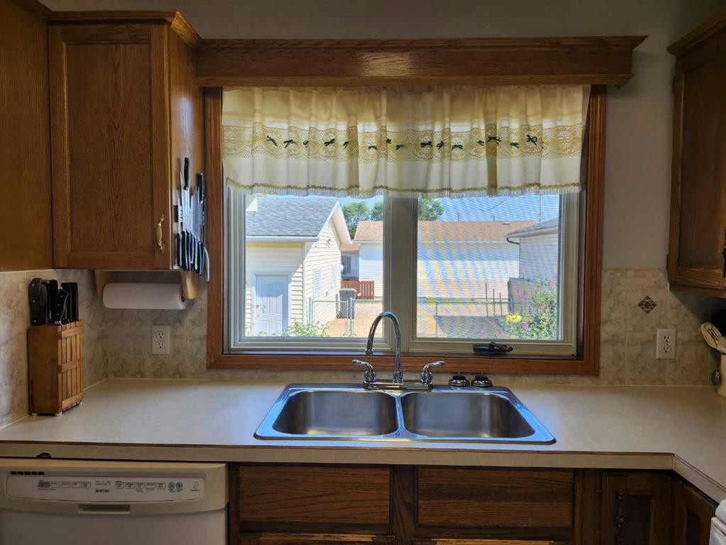 224 2 Street, Drumheller, AB - Indoor Photo Showing Kitchen With Double Sink