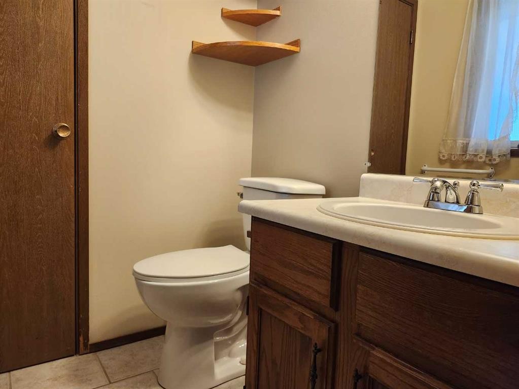 224 2 Street, Drumheller, AB - Indoor Photo Showing Bathroom