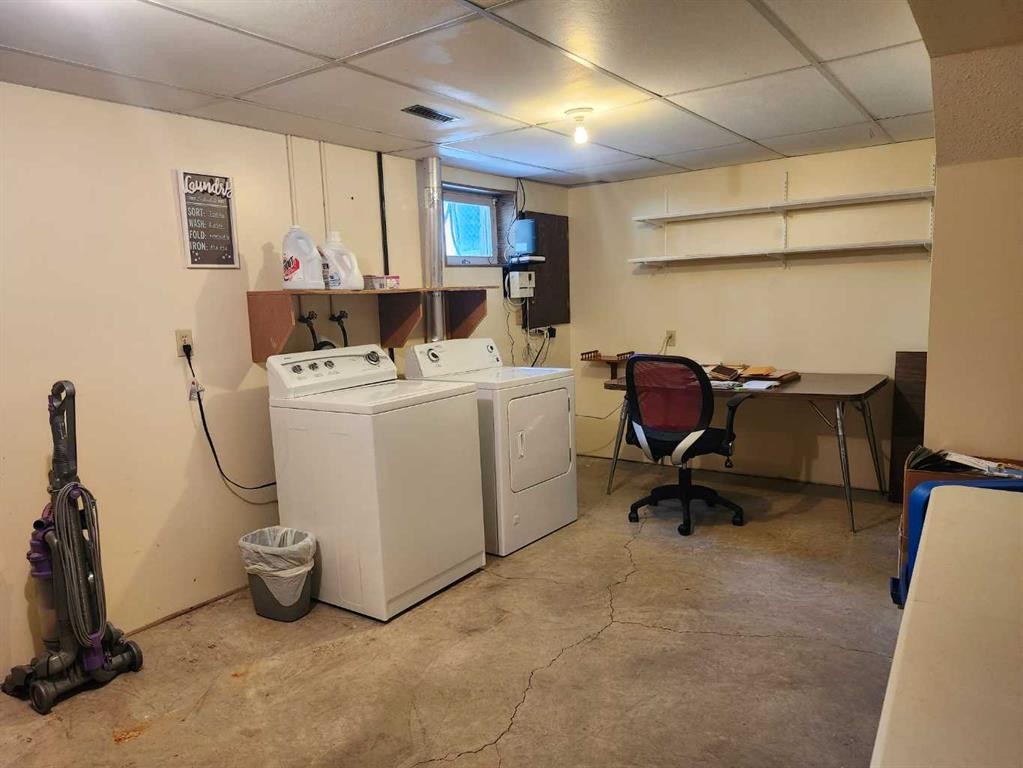 224 2 Street, Drumheller, AB - Indoor Photo Showing Laundry Room