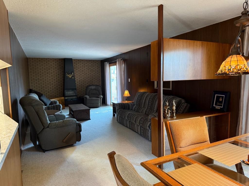 408 8 Street E, Drumheller, AB - Indoor Photo Showing Living Room