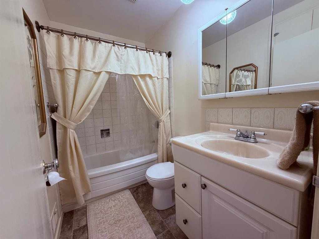 408 8 Street E, Drumheller, AB - Indoor Photo Showing Bathroom