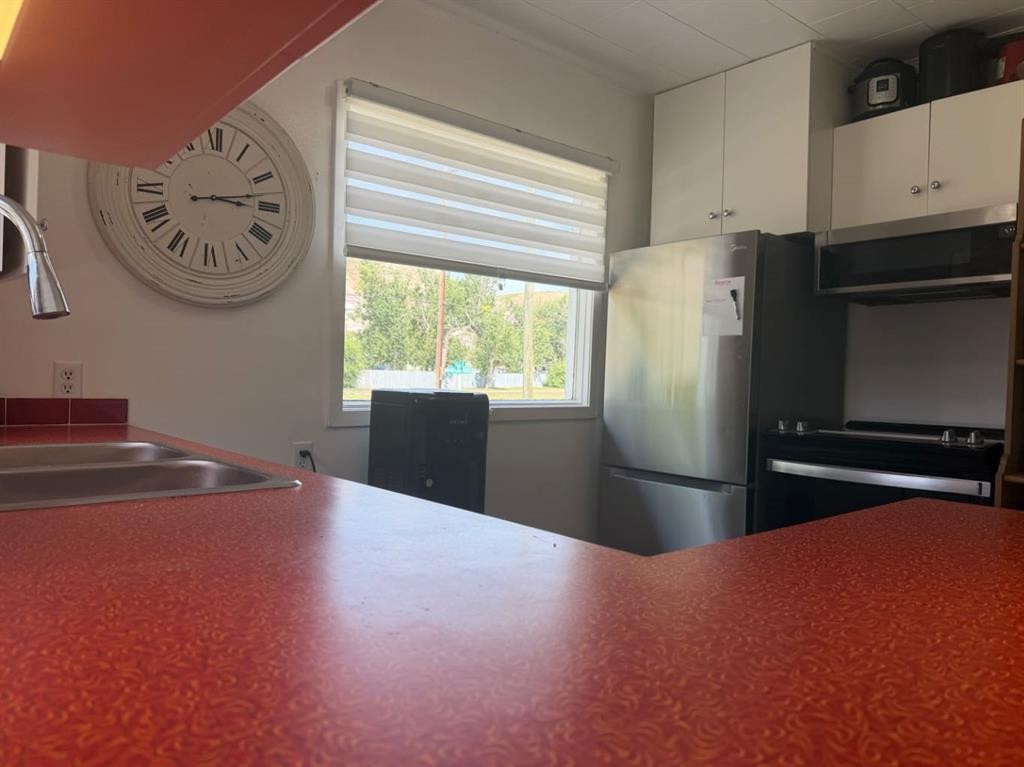 97 Villa Street, Drumheller, AB - Indoor Photo Showing Kitchen