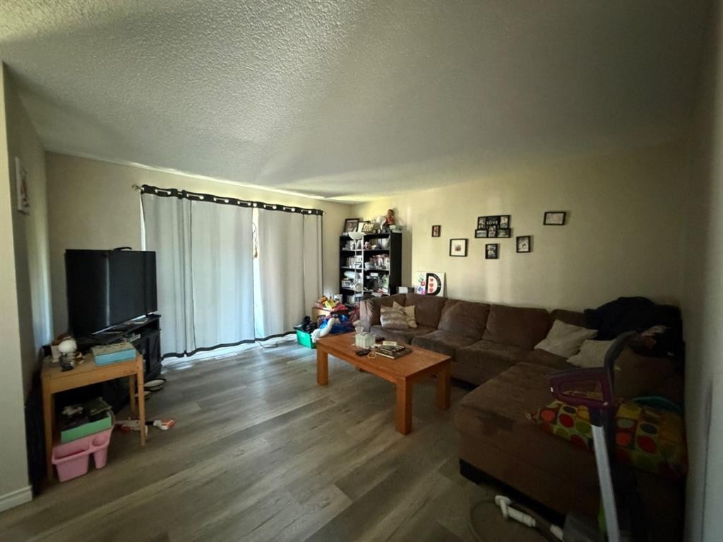 635 3 Avenue West, Drumheller, AB - Indoor Photo Showing Living Room