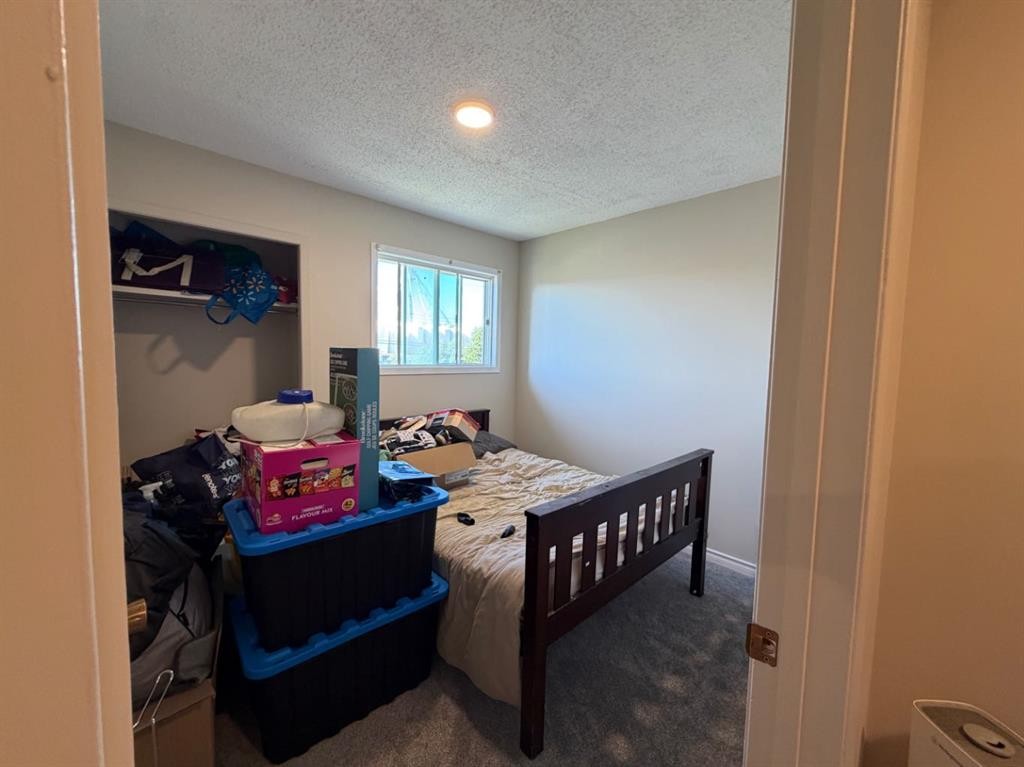 635 3 Avenue West, Drumheller, AB - Indoor Photo Showing Bedroom