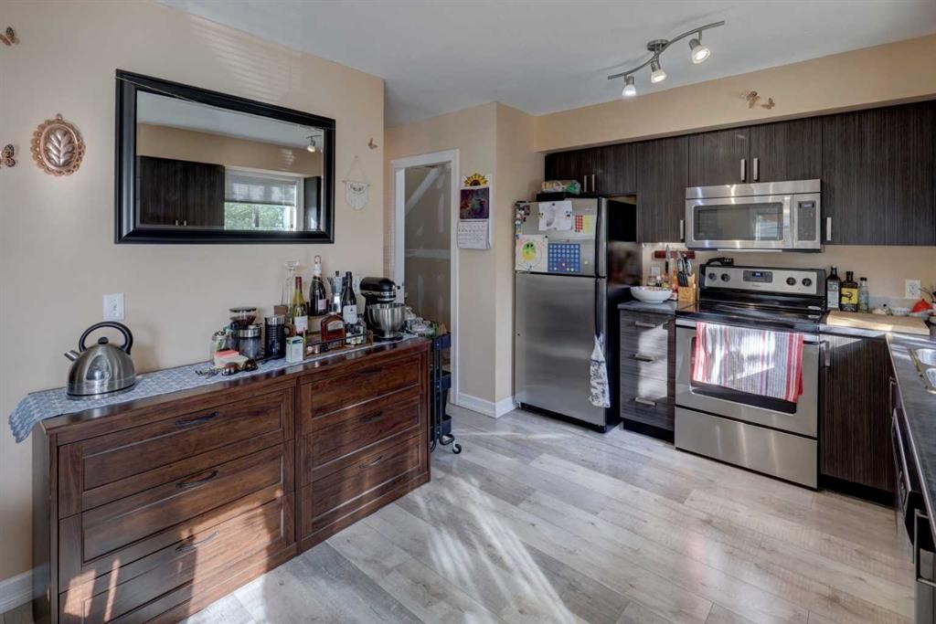 131 Copperpond Common Se, Calgary, AB - Indoor Photo Showing Kitchen
