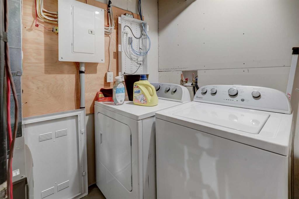 131 Copperpond Common Se, Calgary, AB - Indoor Photo Showing Laundry Room