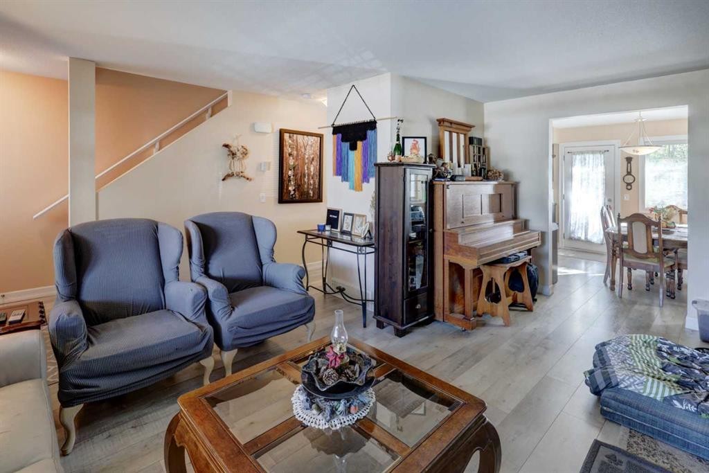 131 Copperpond Common Se, Calgary, AB - Indoor Photo Showing Living Room