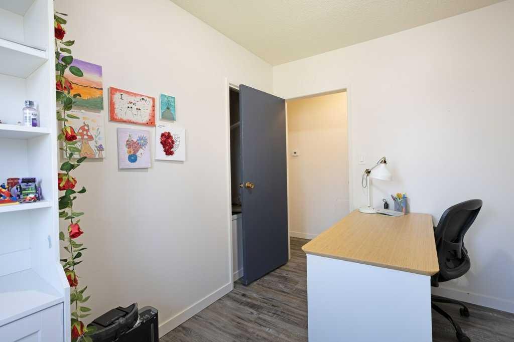 11 10 Street West, Brooks, AB - Indoor Photo Showing Other Room