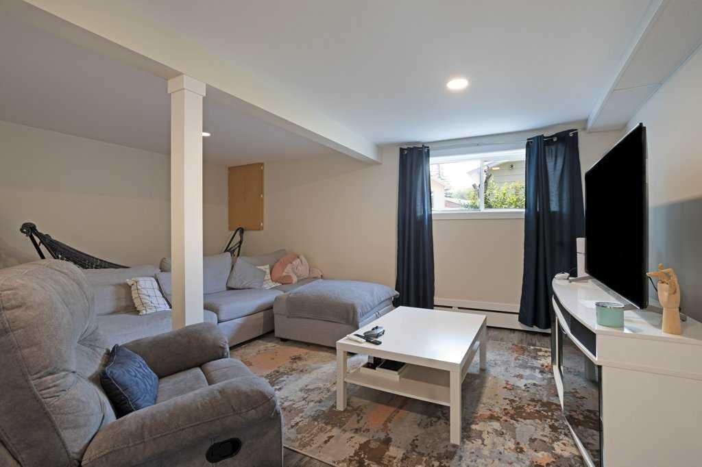 11 10 Street West, Brooks, AB - Indoor Photo Showing Living Room