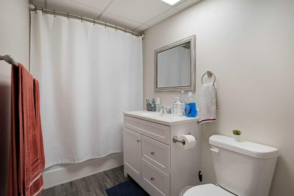 11 10 Street West, Brooks, AB - Indoor Photo Showing Bathroom