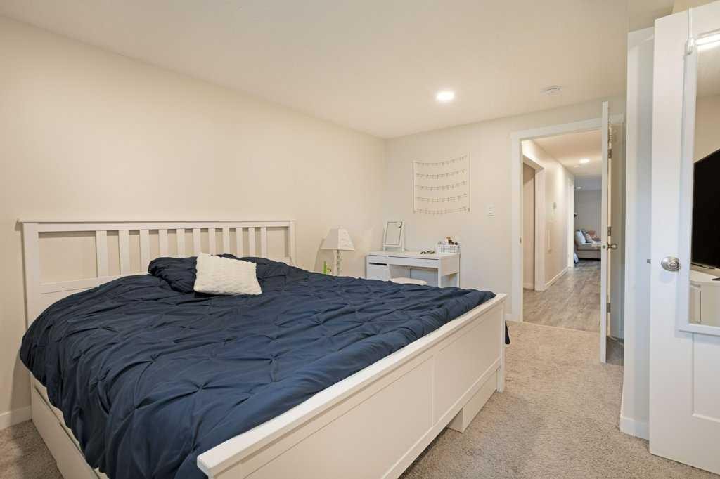 11 10 Street West, Brooks, AB - Indoor Photo Showing Bedroom