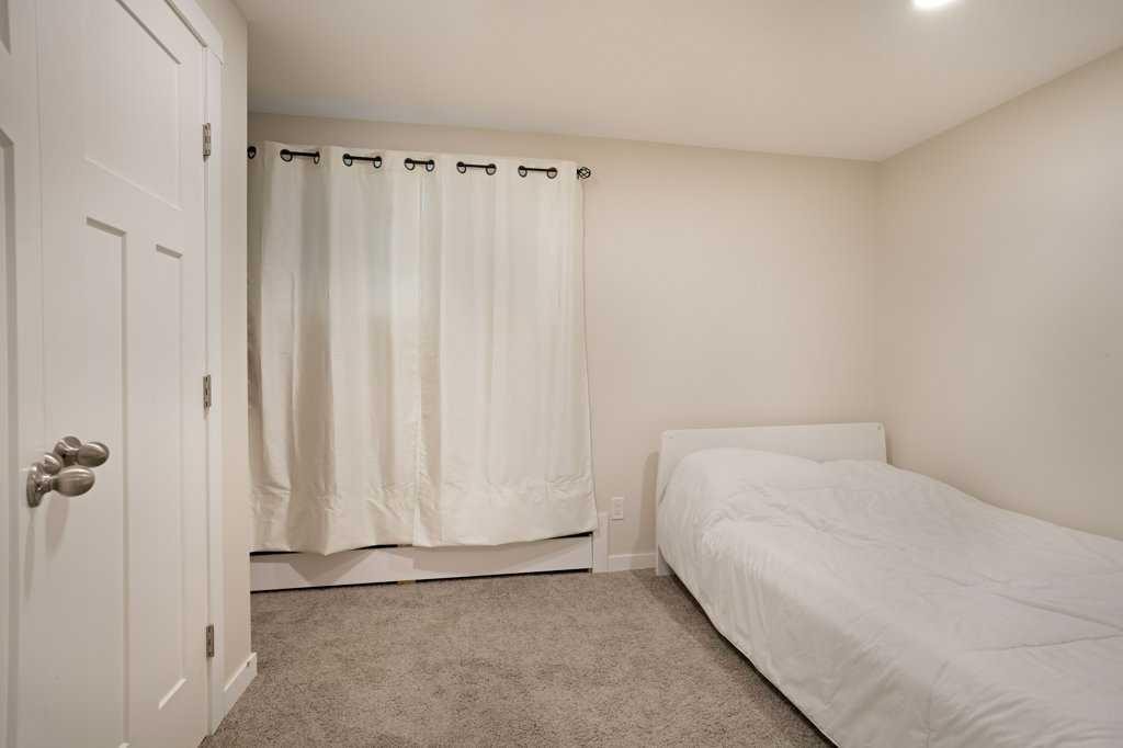11 10 Street West, Brooks, AB - Indoor Photo Showing Bedroom