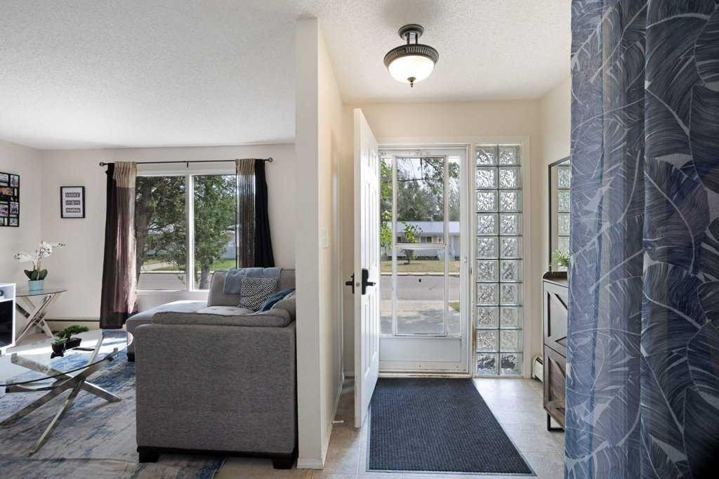 11 10 Street West, Brooks, AB - Indoor Photo Showing Other Room