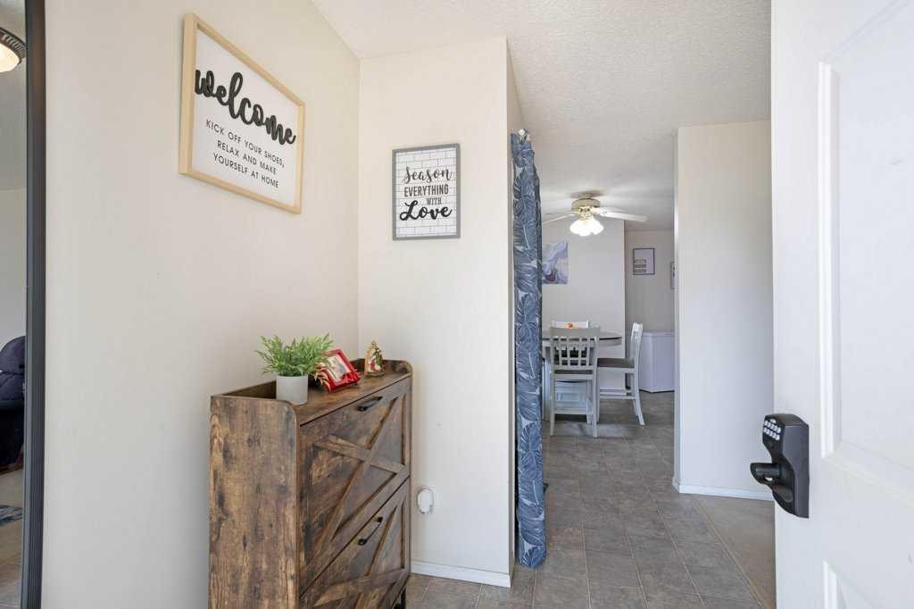 11 10 Street West, Brooks, AB - Indoor Photo Showing Other Room