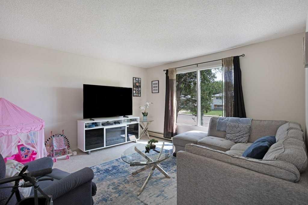 11 10 Street West, Brooks, AB - Indoor Photo Showing Living Room