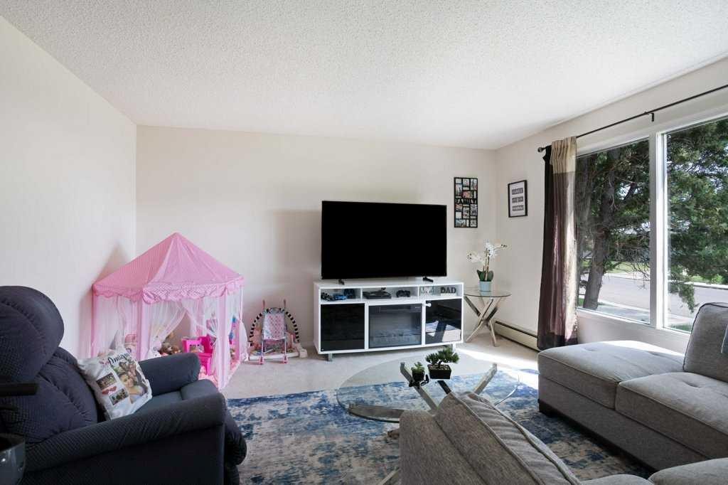 11 10 Street West, Brooks, AB - Indoor Photo Showing Living Room