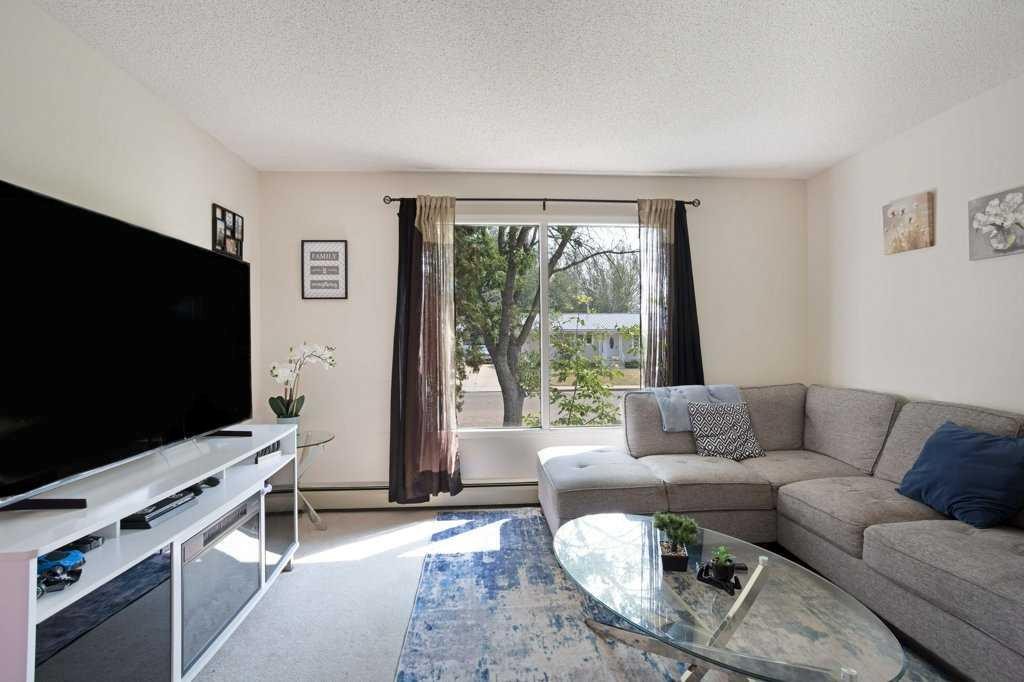 11 10 Street West, Brooks, AB - Indoor Photo Showing Living Room