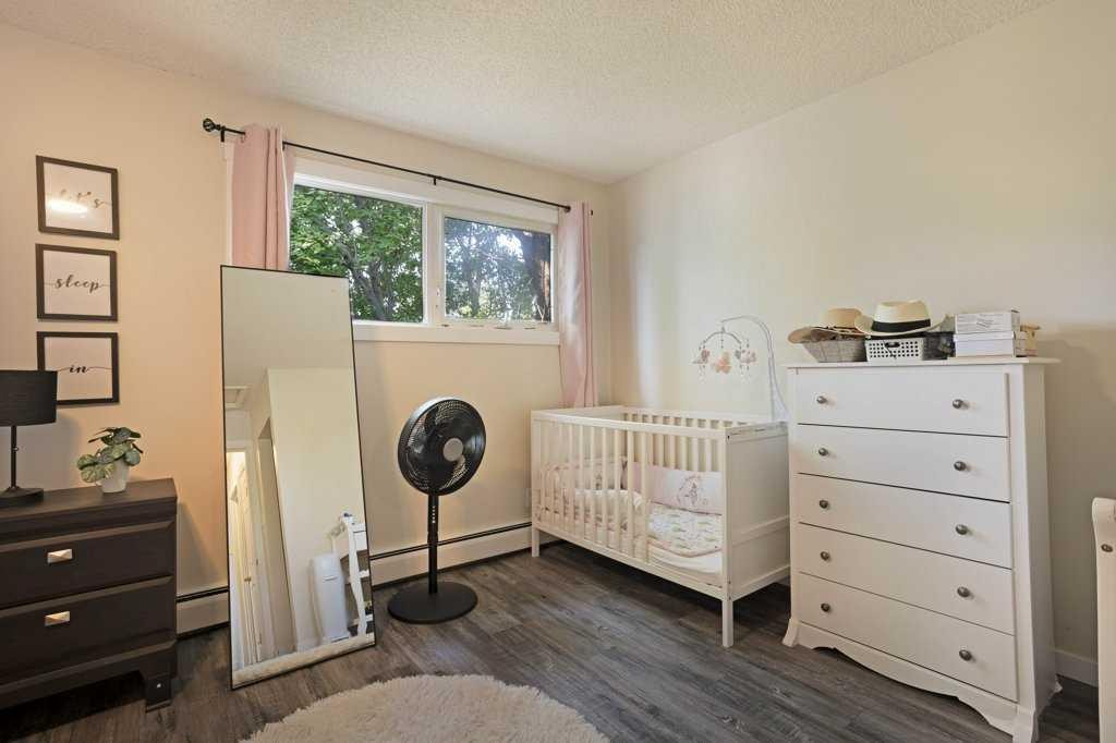 11 10 Street West, Brooks, AB - Indoor Photo Showing Bedroom
