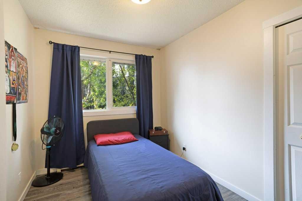 11 10 Street West, Brooks, AB - Indoor Photo Showing Bedroom