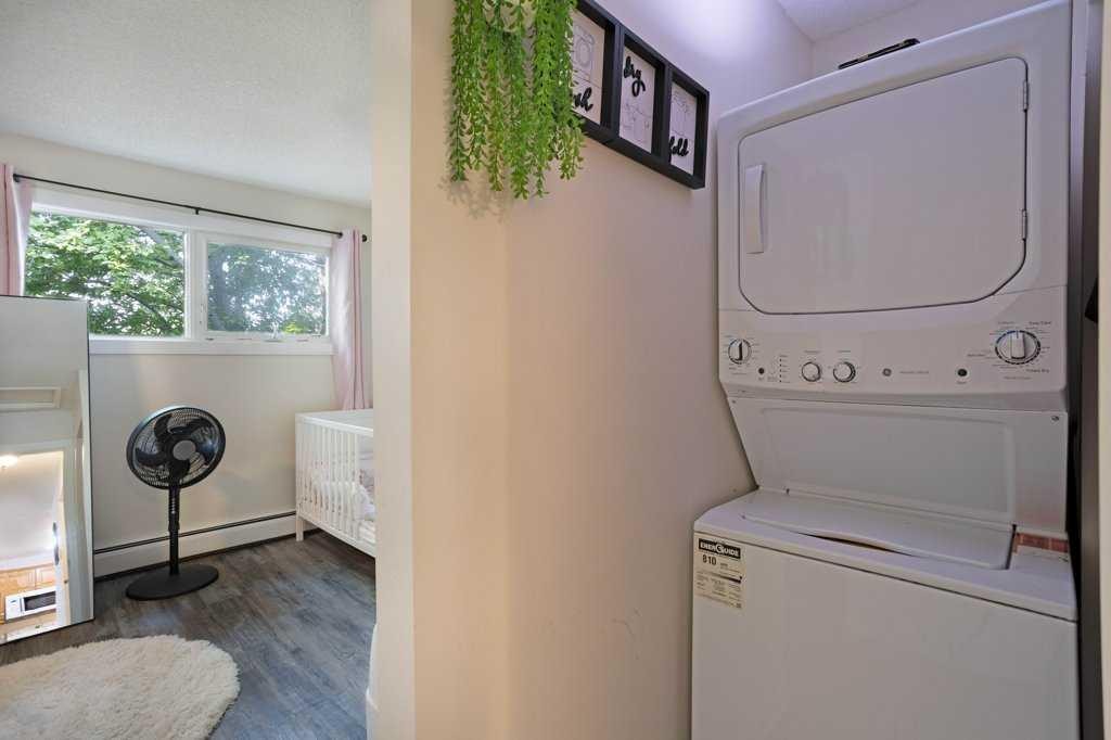 11 10 Street West, Brooks, AB - Indoor Photo Showing Laundry Room