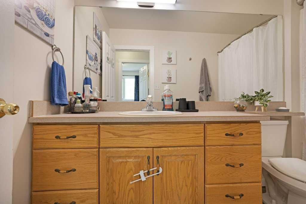 11 10 Street West, Brooks, AB - Indoor Photo Showing Bathroom