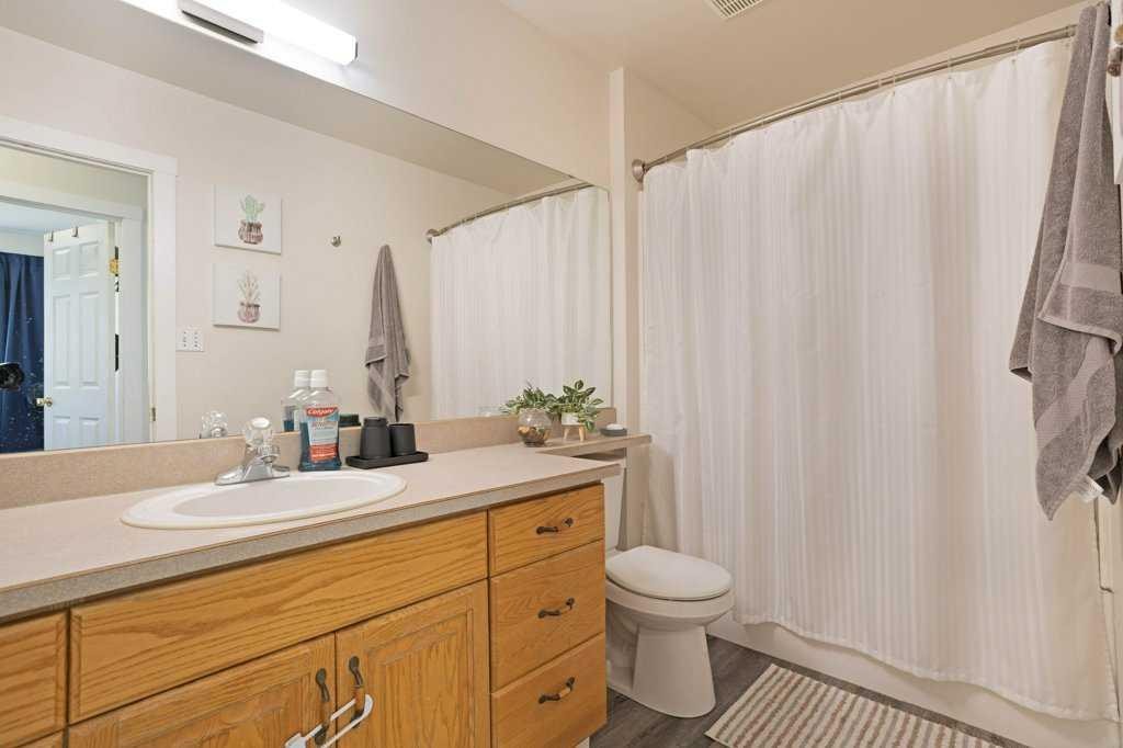 11 10 Street West, Brooks, AB - Indoor Photo Showing Bathroom