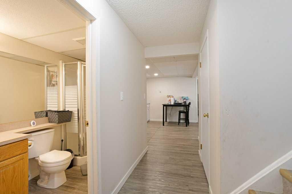 11 10 Street West, Brooks, AB - Indoor Photo Showing Bathroom