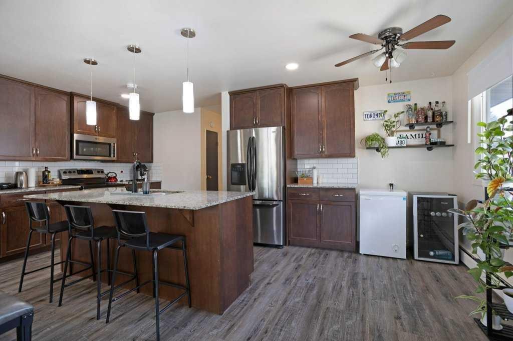 11 10 Street West, Brooks, AB - Indoor Photo Showing Kitchen With Upgraded Kitchen