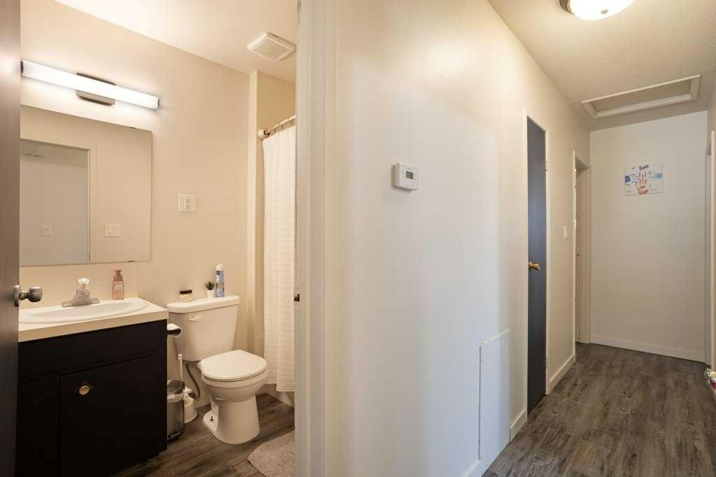 11 10 Street West, Brooks, AB - Indoor Photo Showing Bathroom