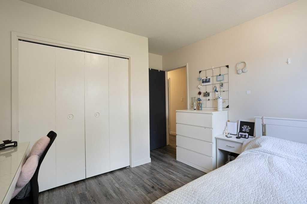 11 10 Street West, Brooks, AB - Indoor Photo Showing Bedroom