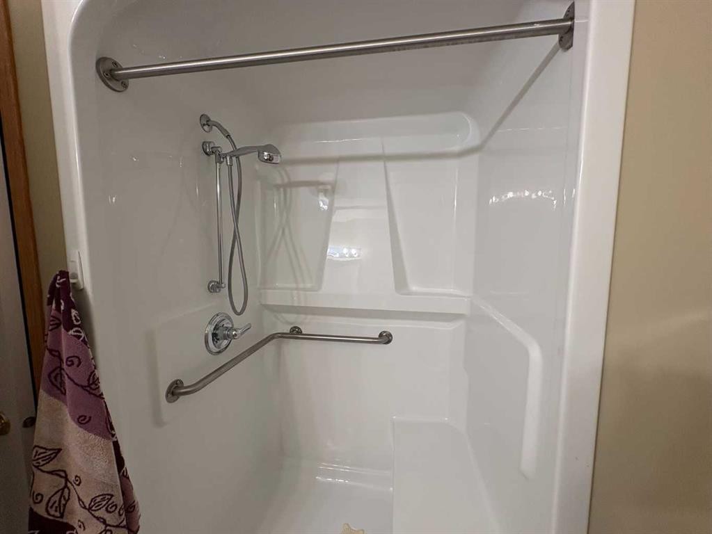 105-5600 Sunrise Crescent, Olds, AB - Indoor Photo Showing Bathroom