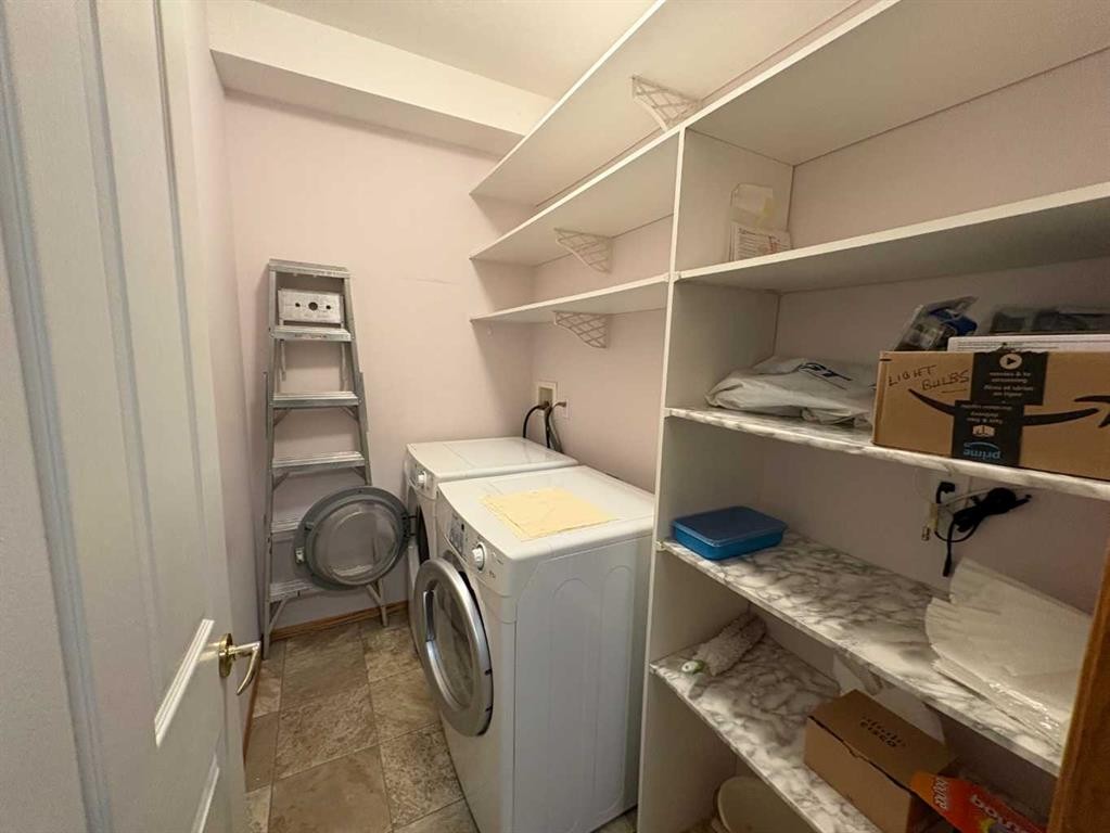 105-5600 Sunrise Crescent, Olds, AB - Indoor Photo Showing Laundry Room