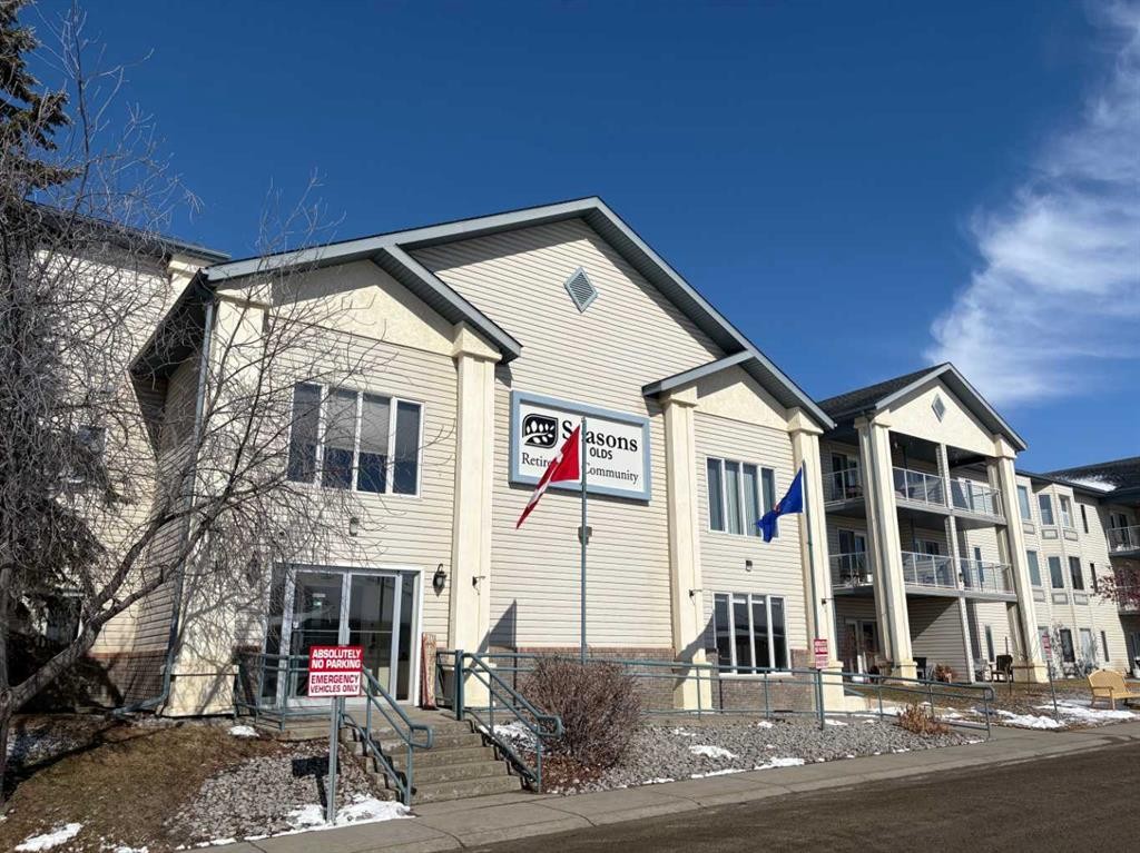 105-5600 Sunrise Crescent, Olds, AB - Outdoor