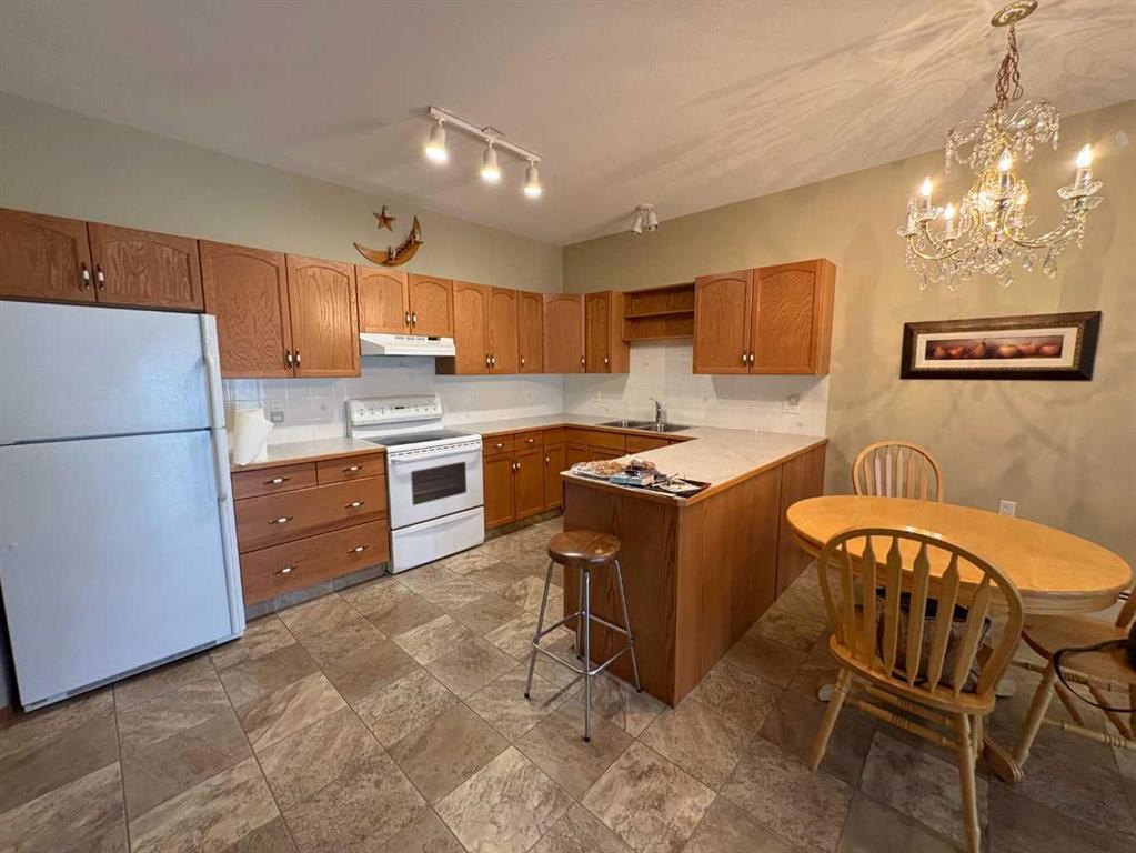105-5600 Sunrise Crescent, Olds, AB - Indoor Photo Showing Kitchen With Double Sink