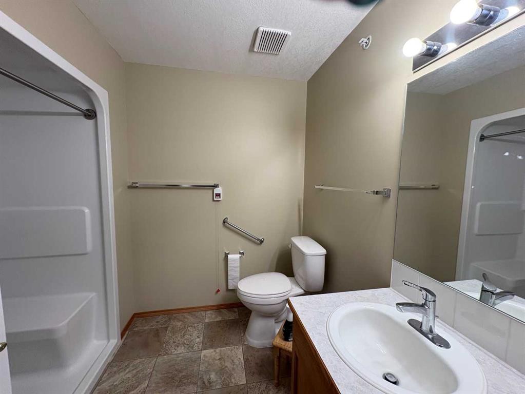 105-5600 Sunrise Crescent, Olds, AB - Indoor Photo Showing Bathroom