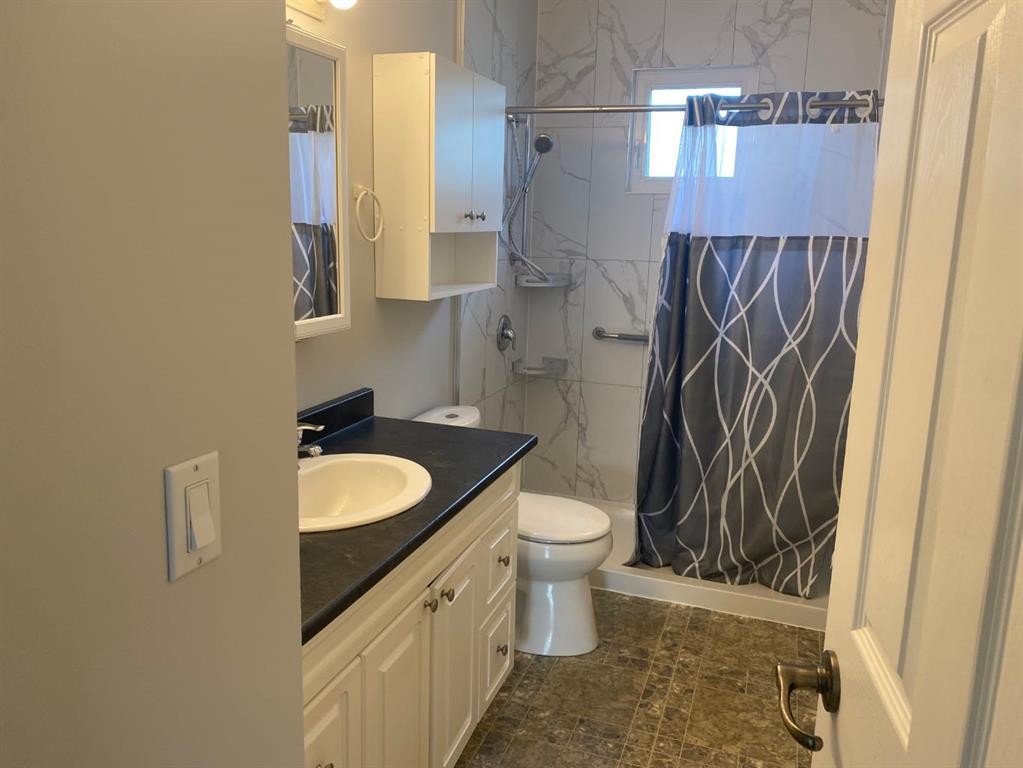 106 Winkler Drive, Hanna, AB - Indoor Photo Showing Bathroom