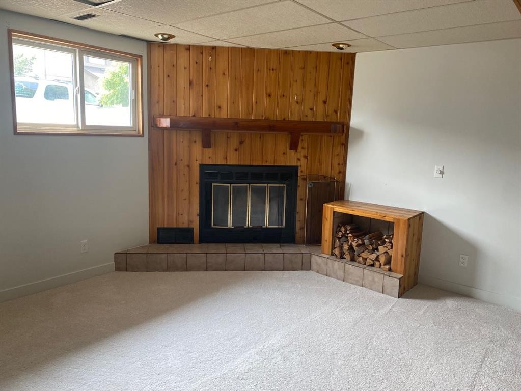 106 Winkler Drive, Hanna, AB - Indoor With Fireplace