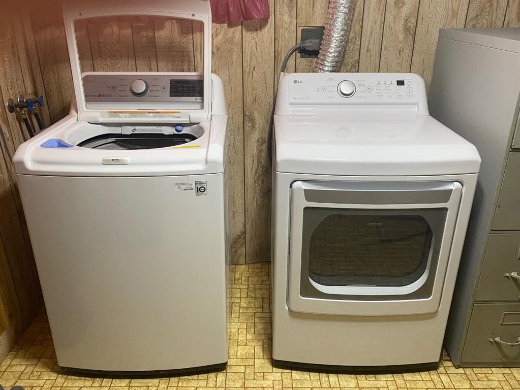 106 Winkler Drive, Hanna, AB - Indoor Photo Showing Laundry Room