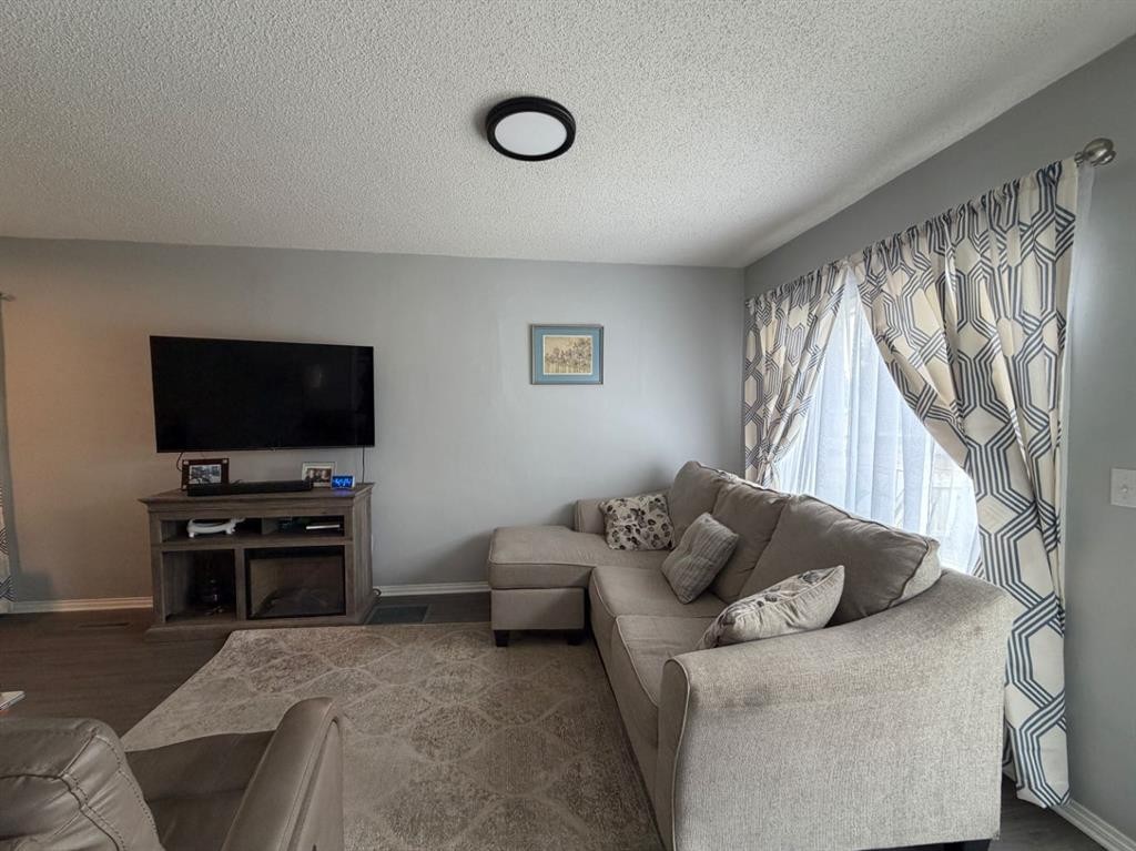 625 3 Avenue West, Drumheller, AB - Indoor Photo Showing Living Room
