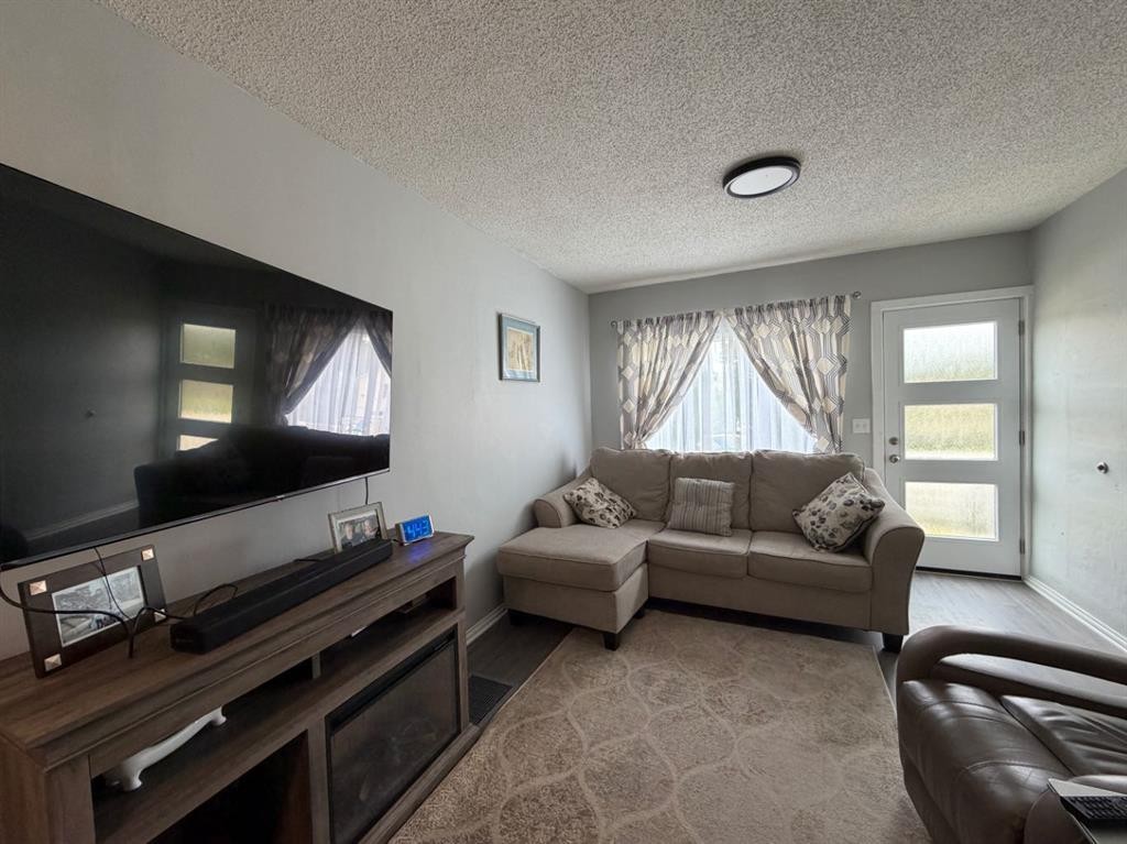 625 3 Avenue West, Drumheller, AB - Indoor Photo Showing Living Room