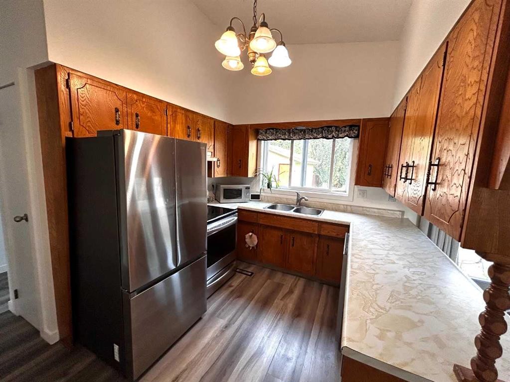 8 Louise Crescent, Duchess, AB - Indoor Photo Showing Kitchen With Double Sink