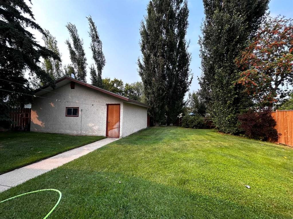 8 Louise Crescent, Duchess, AB - Outdoor