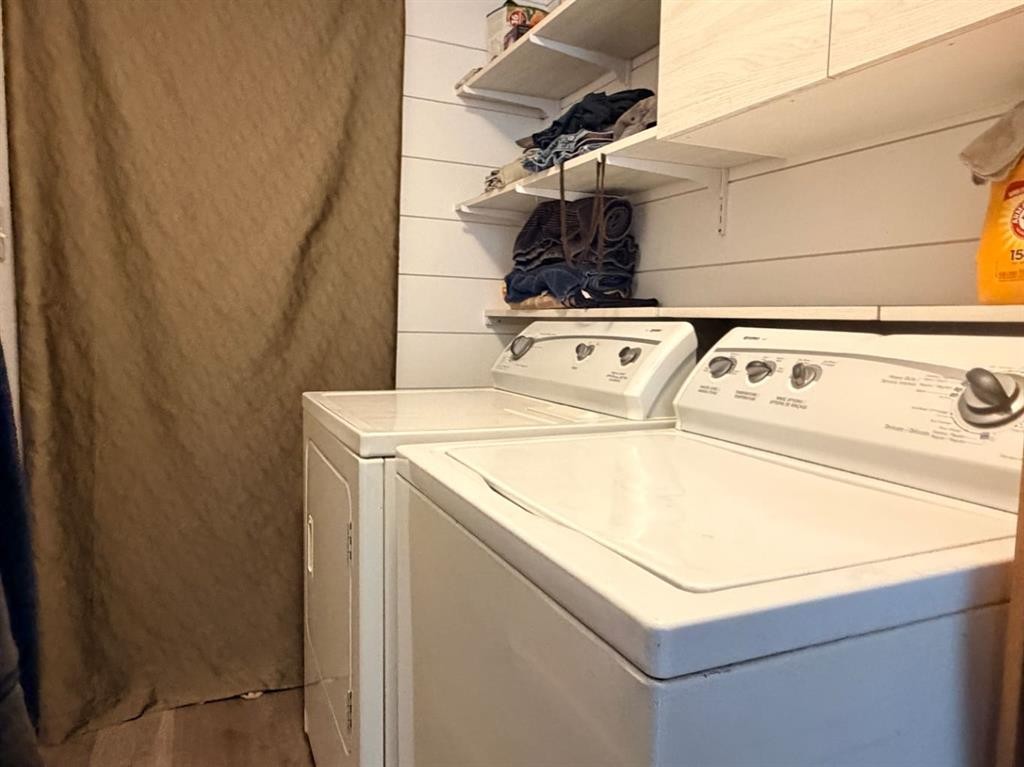 205 2 Street West, Munson, AB - Indoor Photo Showing Laundry Room