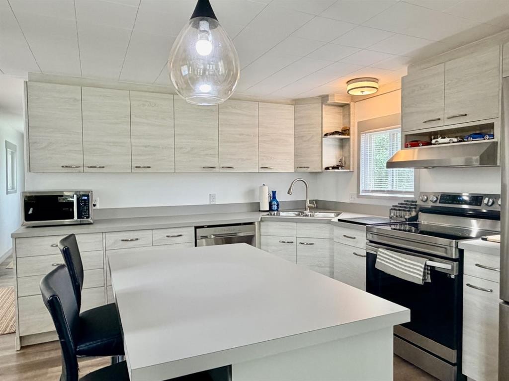 205 2 Street West, Munson, AB - Indoor Photo Showing Kitchen With Double Sink