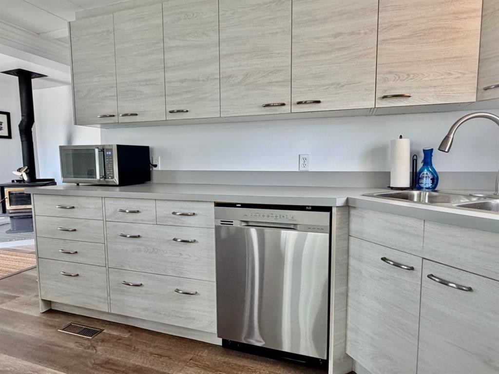 205 2 Street West, Munson, AB - Indoor Photo Showing Kitchen With Double Sink